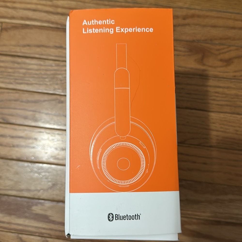 Levn Black Over-Ear Headphones - Picture 2 of 4